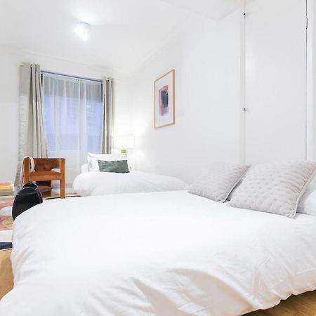 Perfectly Located 1 Bed Apartment Above Tube Station London Eksteriør billede