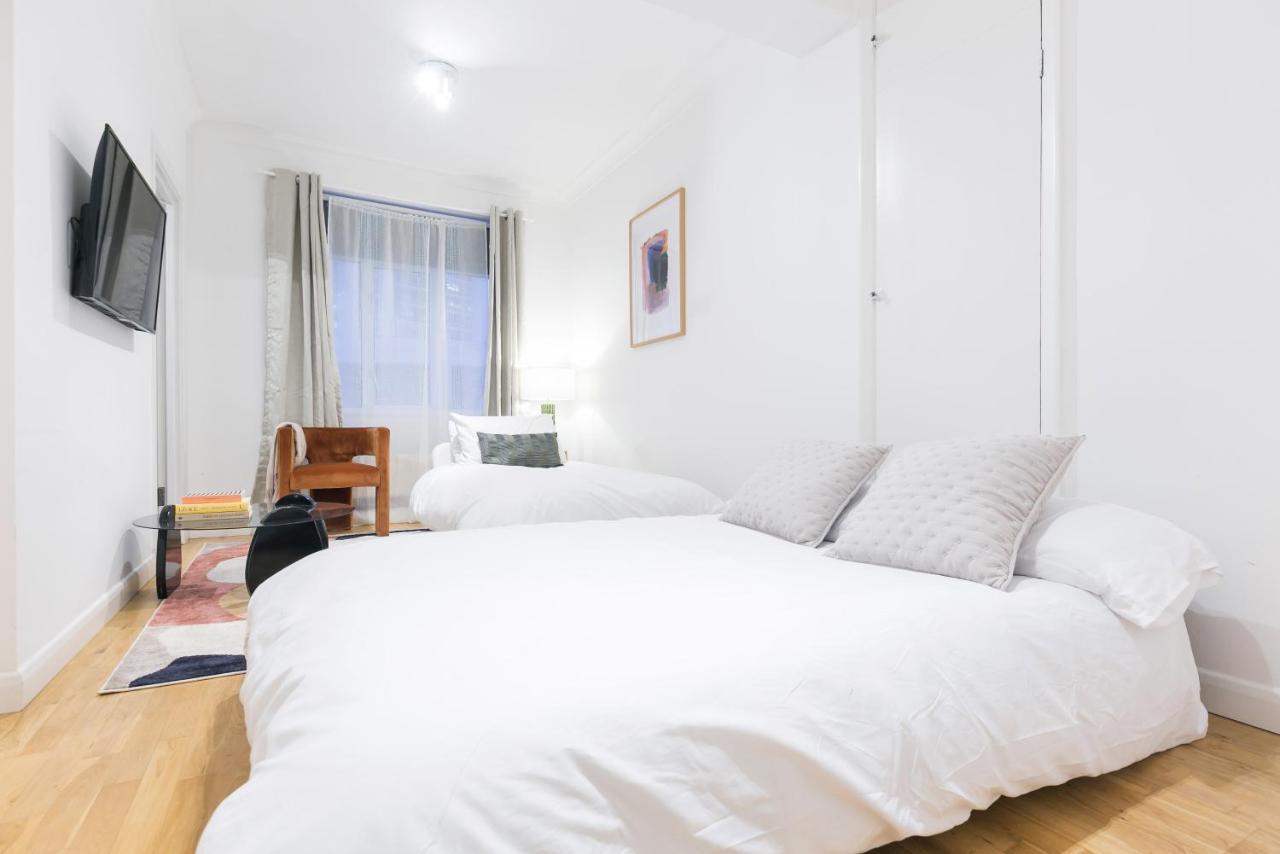 Perfectly Located 1 Bed Apartment Above Tube Station London Eksteriør billede