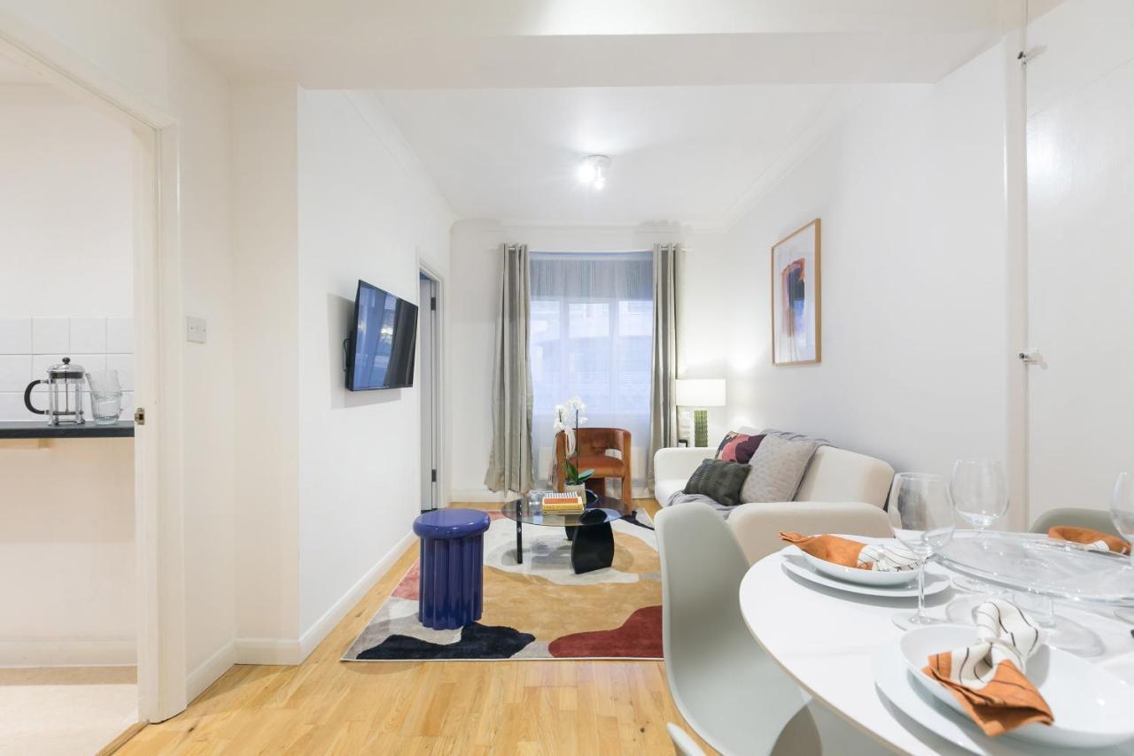 Perfectly Located 1 Bed Apartment Above Tube Station London Eksteriør billede