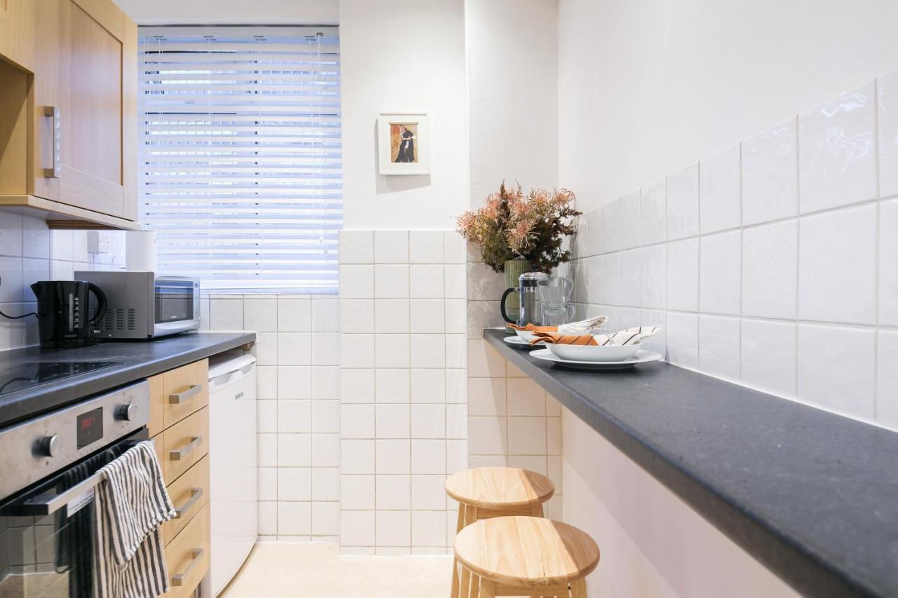 Perfectly Located 1 Bed Apartment Above Tube Station London Eksteriør billede