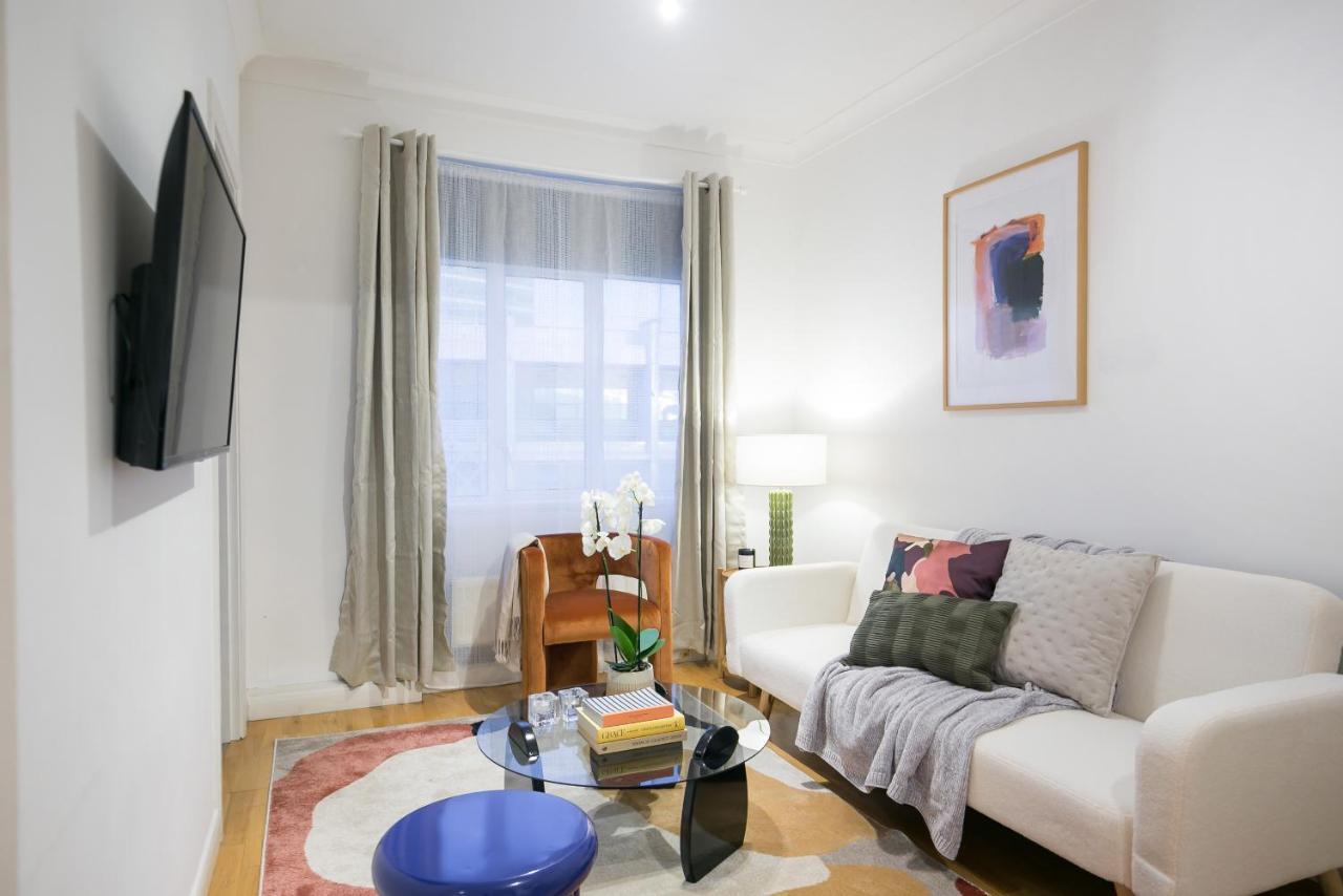 Perfectly Located 1 Bed Apartment Above Tube Station London Eksteriør billede