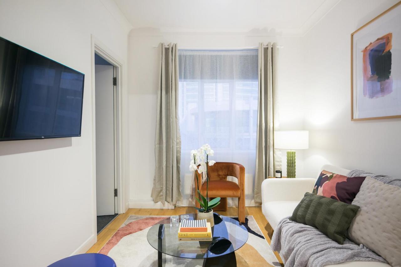 Perfectly Located 1 Bed Apartment Above Tube Station London Eksteriør billede