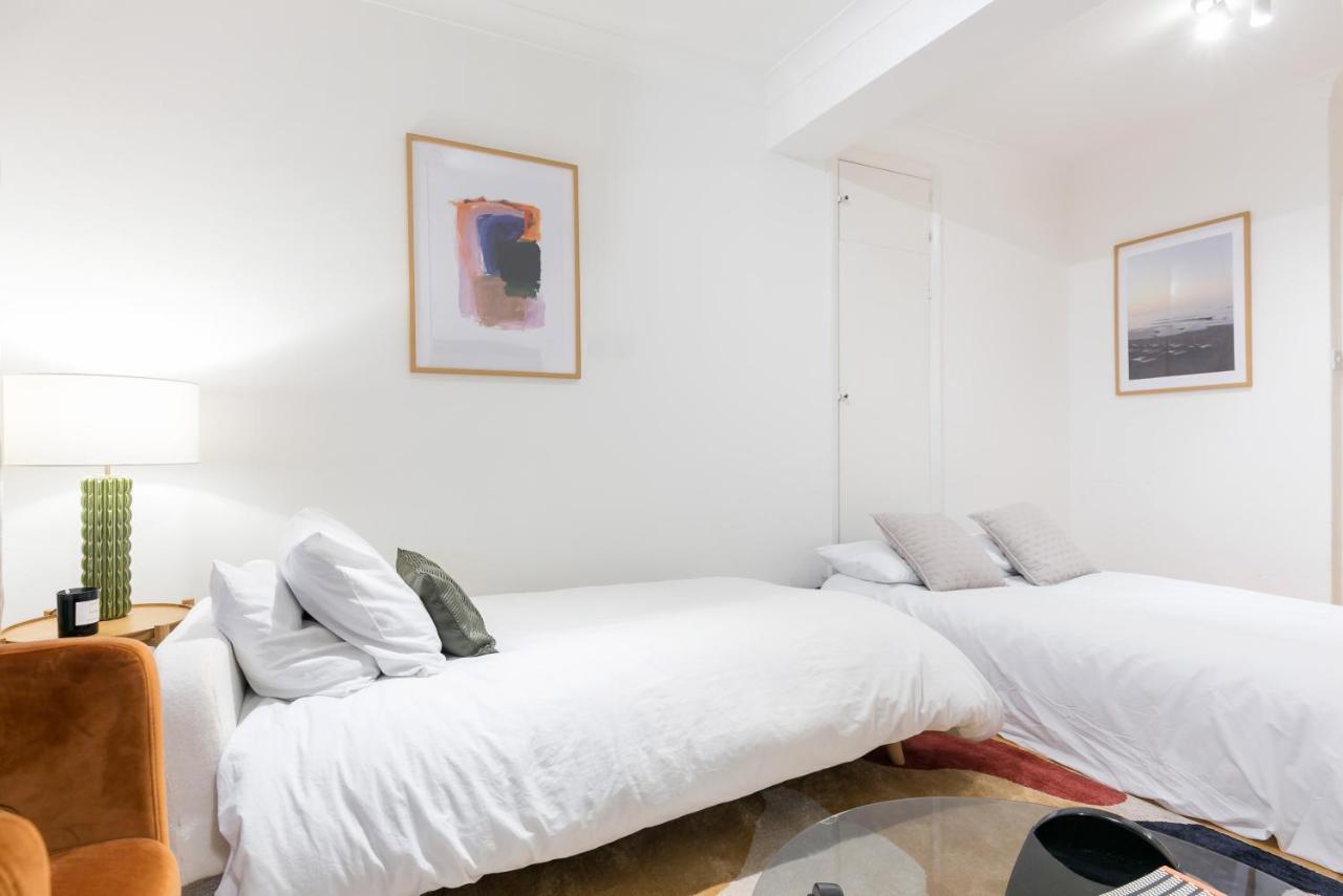 Perfectly Located 1 Bed Apartment Above Tube Station London Eksteriør billede