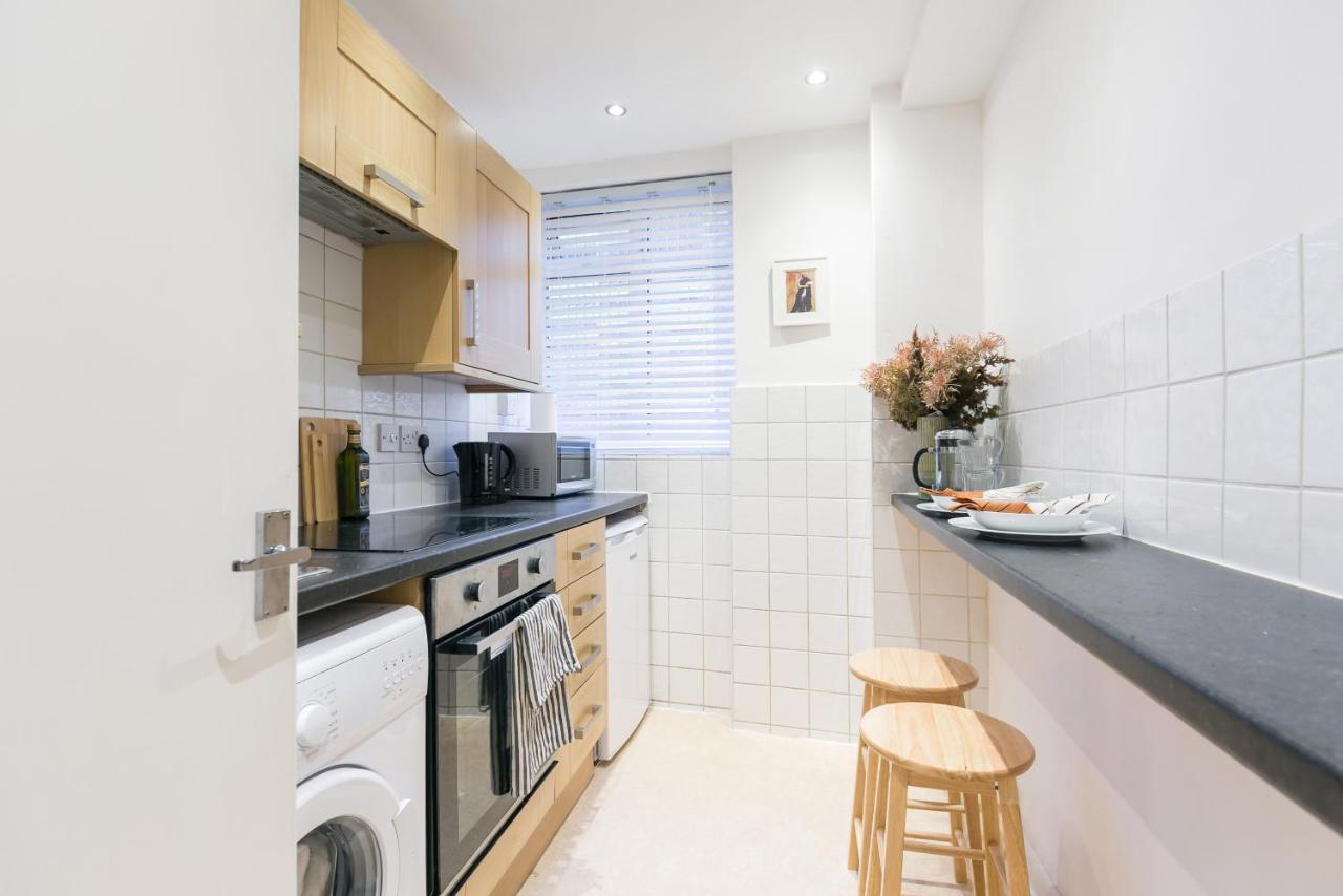 Perfectly Located 1 Bed Apartment Above Tube Station London Eksteriør billede